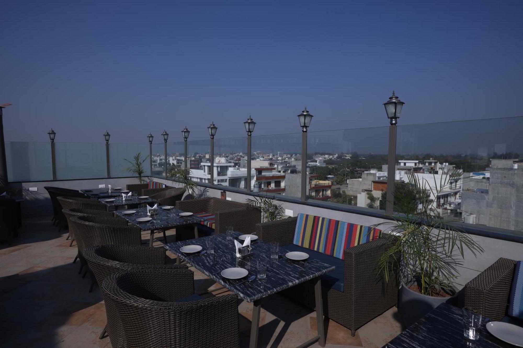 Hiraya Hotels Mohali Eksteriør bilde
