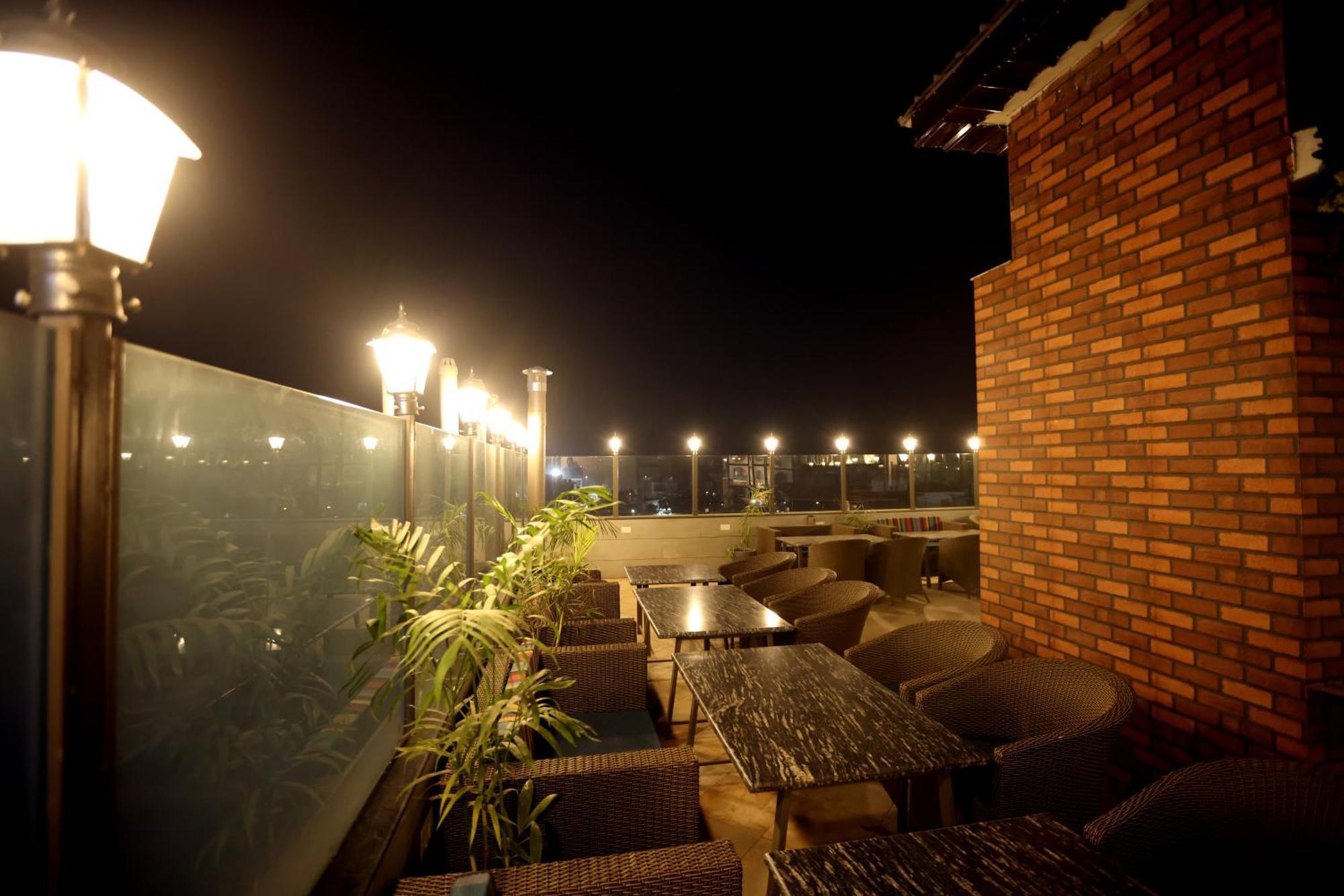 Hiraya Hotels Mohali Eksteriør bilde